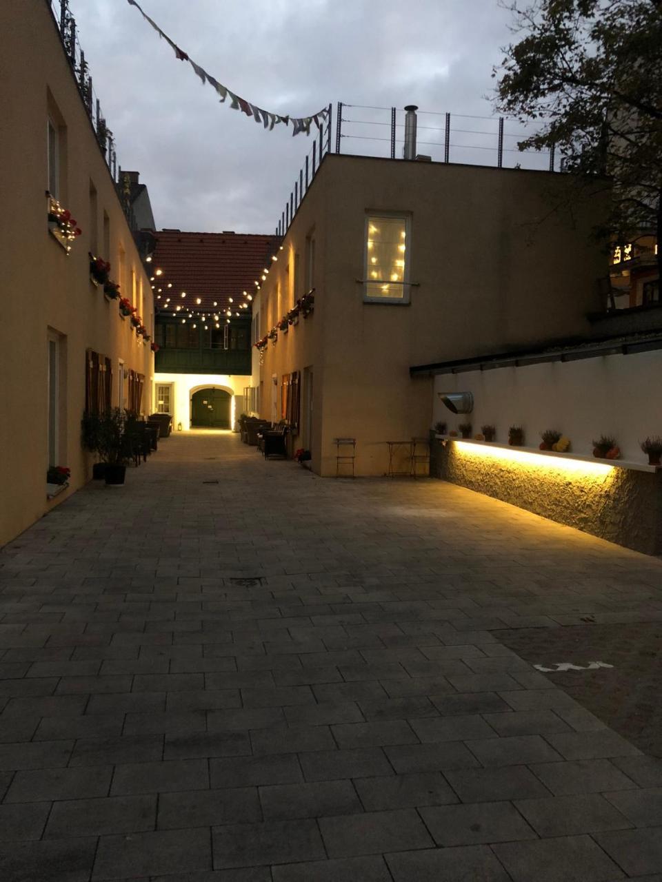 Boutique Hostel Zum Goldenen Kegel Wina Bagian luar foto